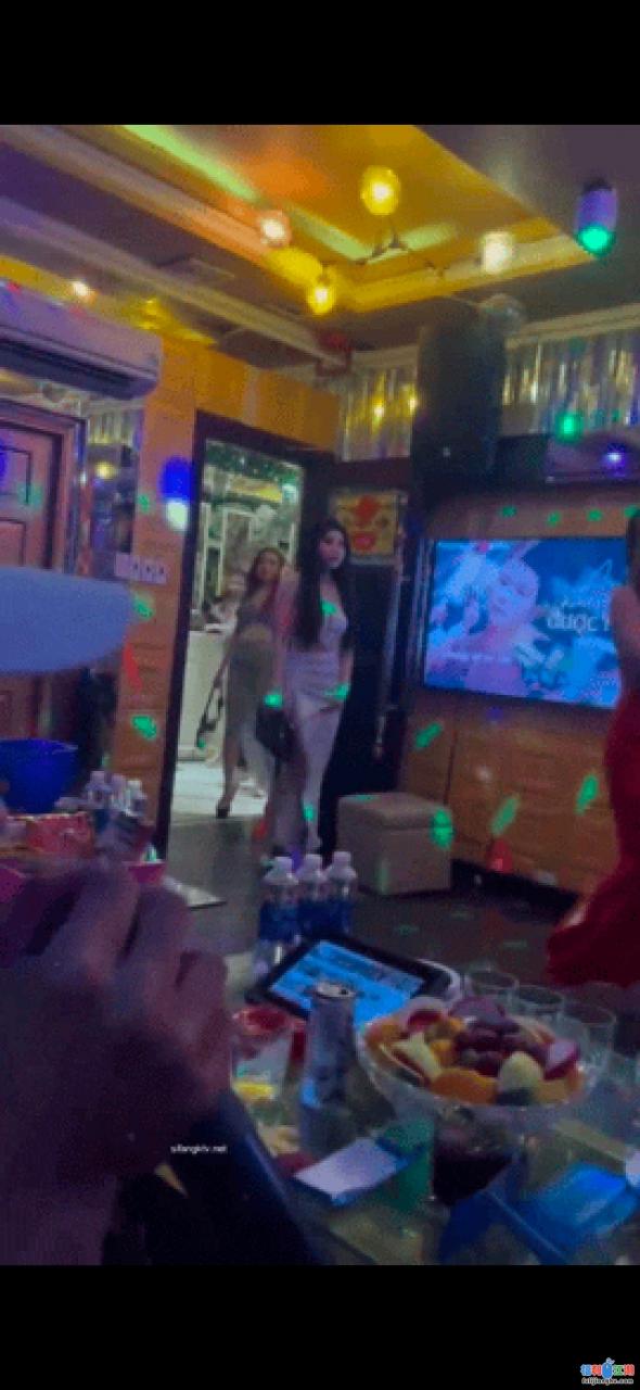 有钱人的快乐，KTV酒吧淫乱场景，你眼中的女神，欲拒还迎的为金主服务 [64V 37P+1.39G]